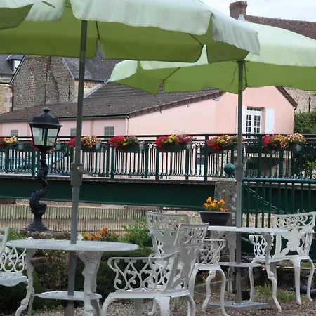 Restaurant Le Lion Verd מלון Putanges